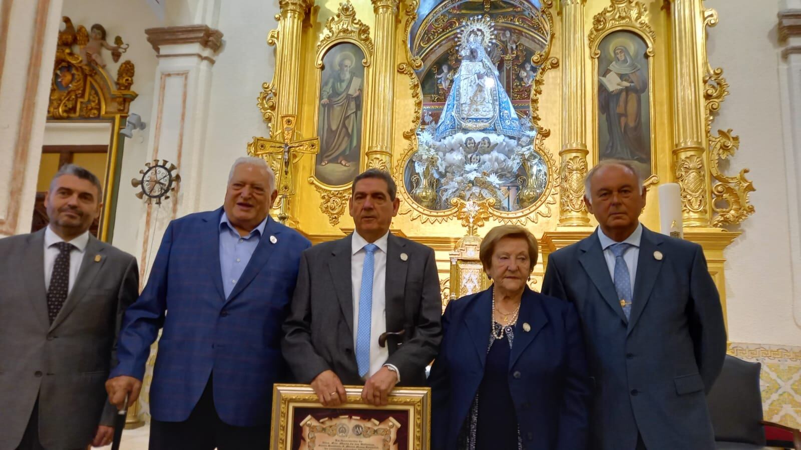Pepe Galbis con miembros de la directiva de la Junta de la Virgen