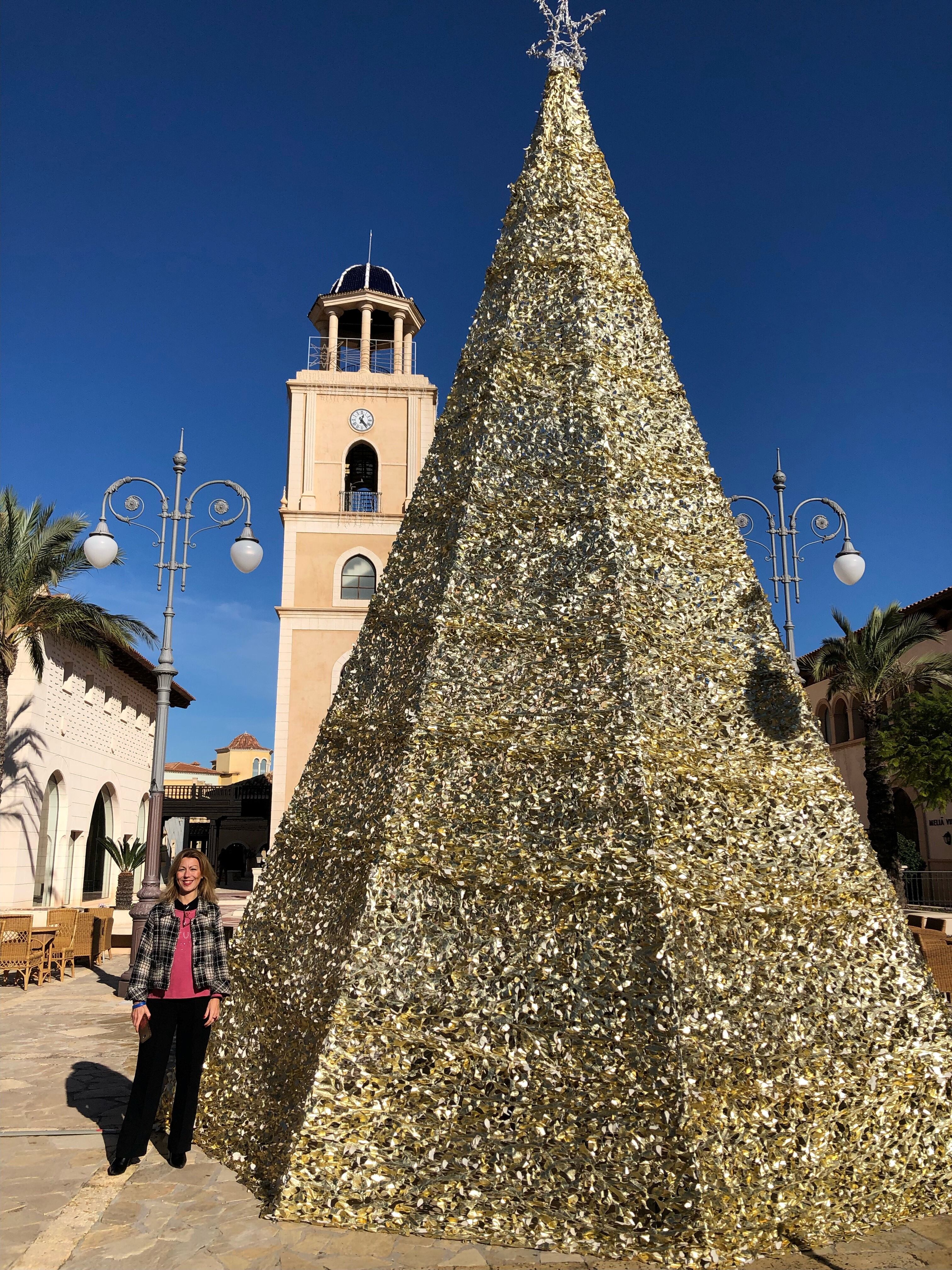 Esther en la Plaza Real del hotel.