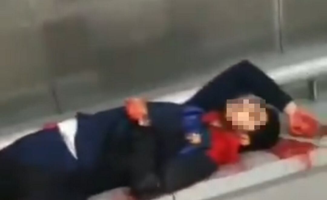 Imatge d'un dels ferits en la baralla, estirat en un banc de l'estació de metro