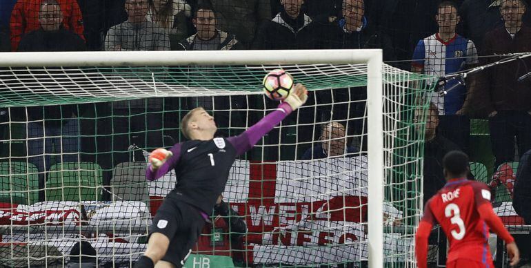 Joe Hart se estira para sacar la pelota durante el partido de Inglaterra ante Eslovenia