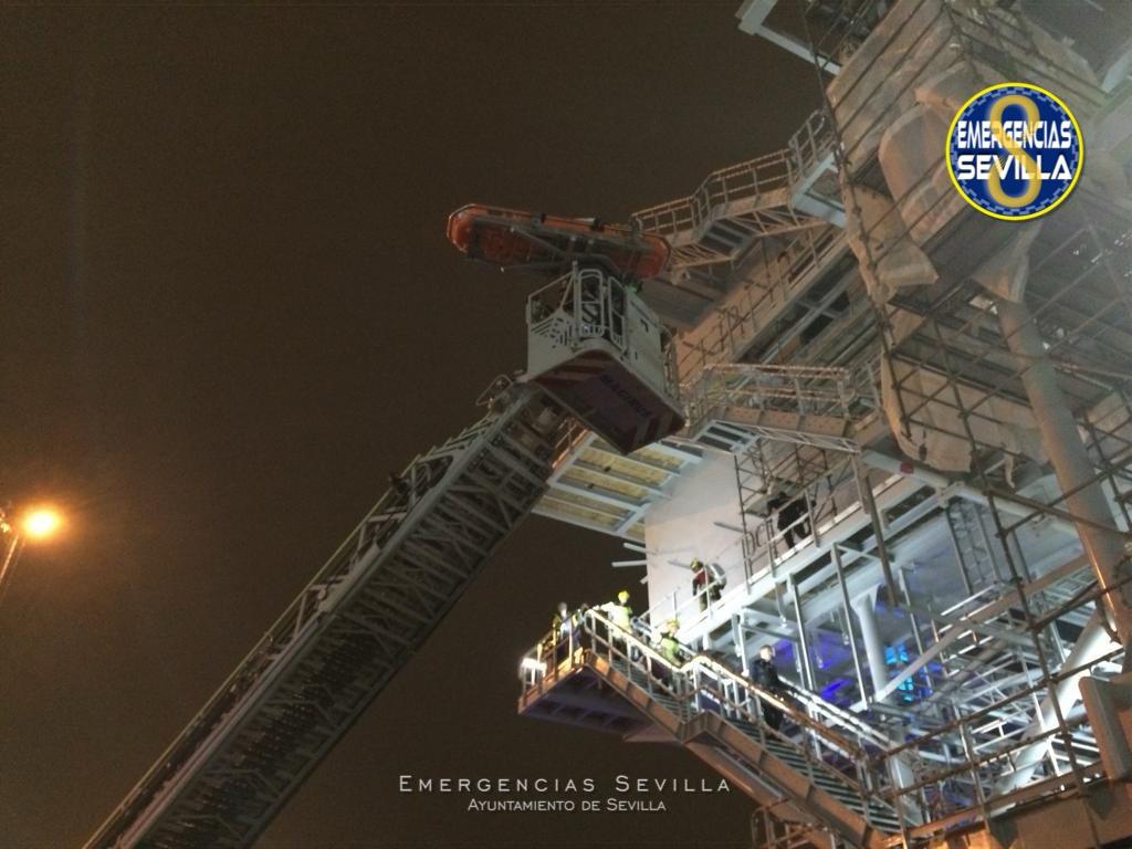 Instante del descenso del operario en mediante la autoescala automática