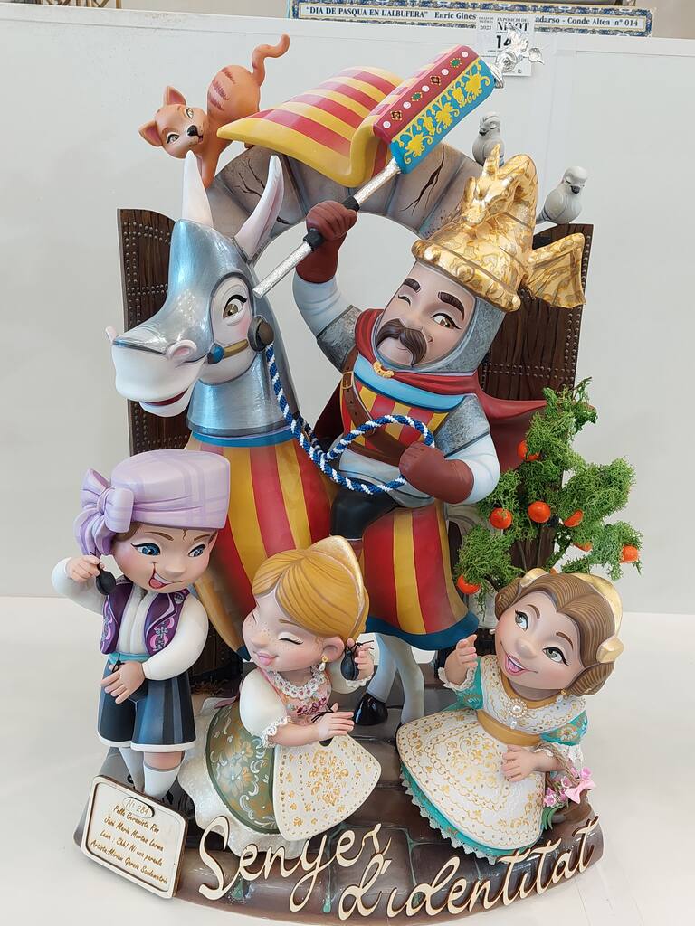 La Exposición del Ninot de las Fallas 2023 abre sus puertas con 750 figuras que rebosan diseño y sátira. Todas ellas quieren salvarse de las llamas gracias al voto popular.