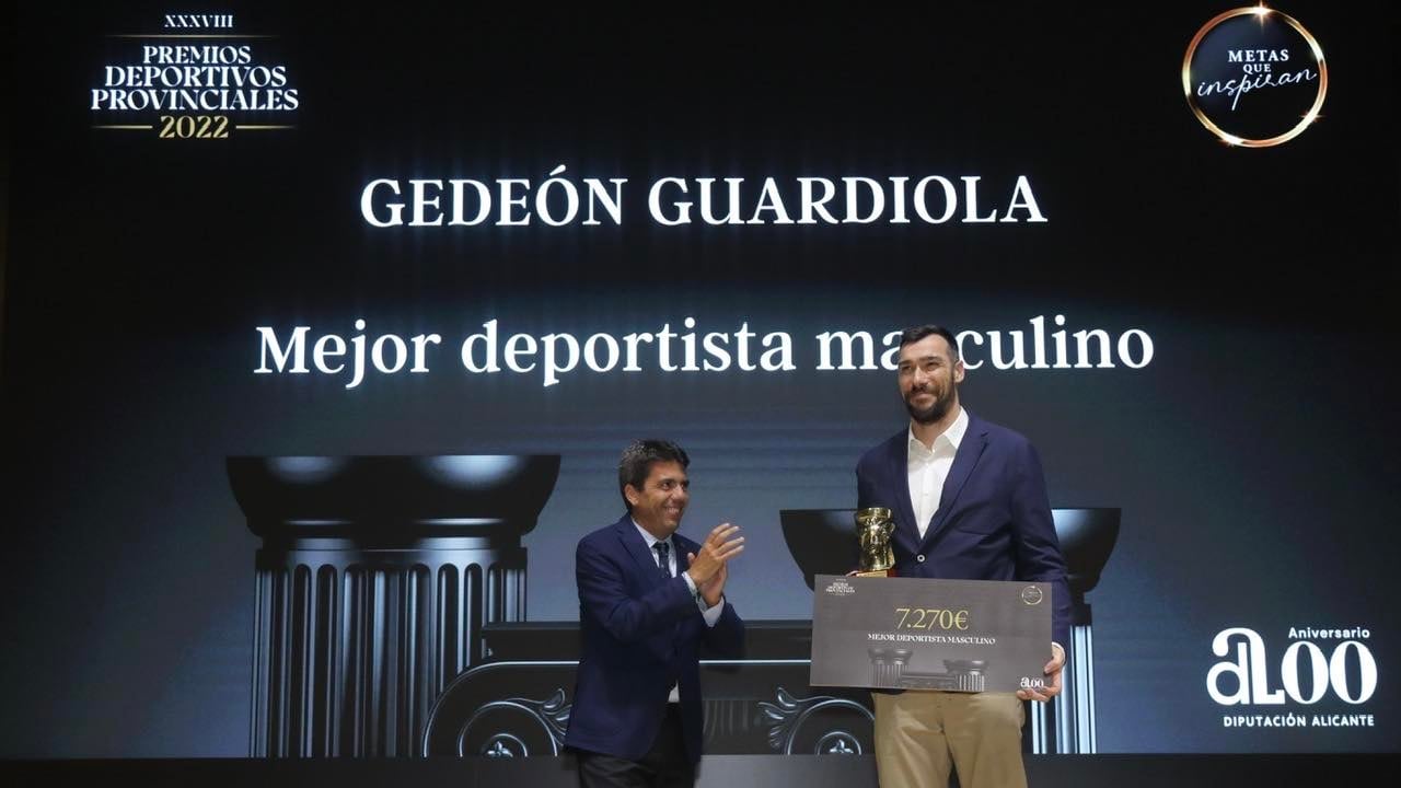 Gedeón Guardiola recibió el premio de manos del presidente de la Diputación Provincial de Alicante, Carlos Mazón