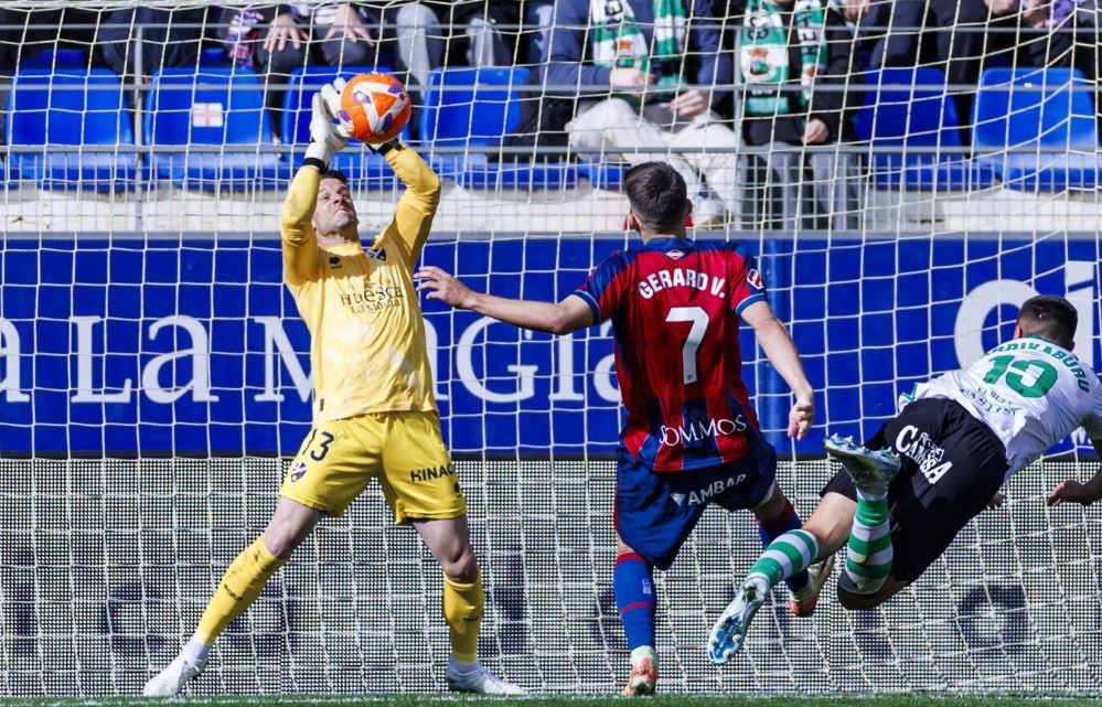 Dani Jiménez se lesionó tras realizar esta parada el pasado sábado ante el Racing de Santander
