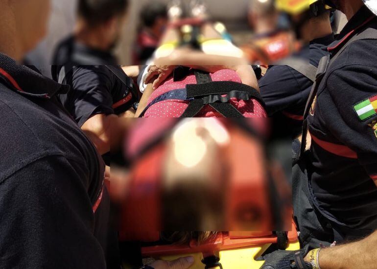 Momento del rescate que han llevado a cabo los bomberos municipales de Málaga