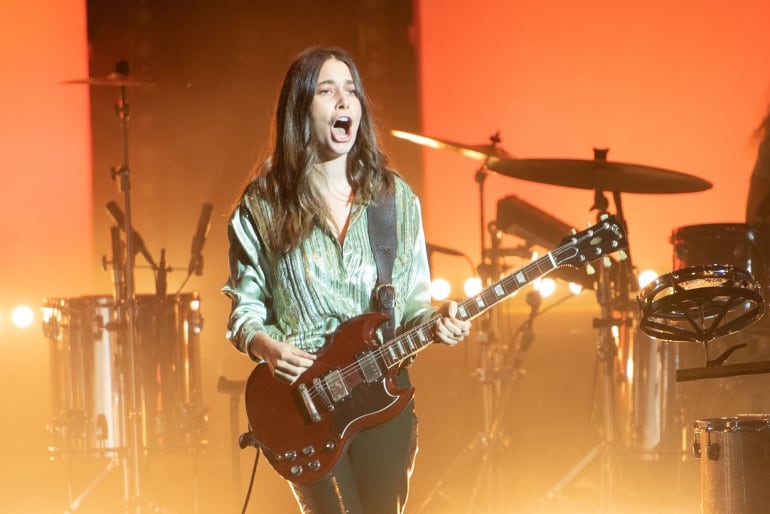 Danielle Haim, cantante de Haim, durante la actuación del grupo en la O2 Academy Glasgow este mes de junio