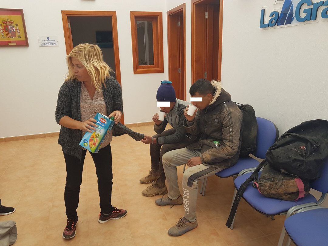 La concejal delegada de La Graciosa, Alicia Páez, atendiendo a dos inmigrantes en las dependencias municipales de Caleta de Sebo.