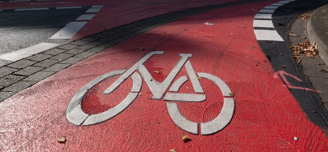 Un carril bici urbano identificado como tal