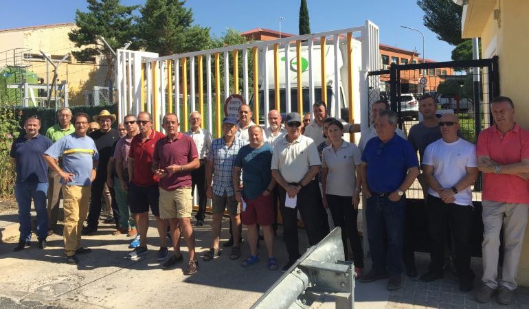 Concentración de trabajadores ante las puertas de la cárcel de Cuenca