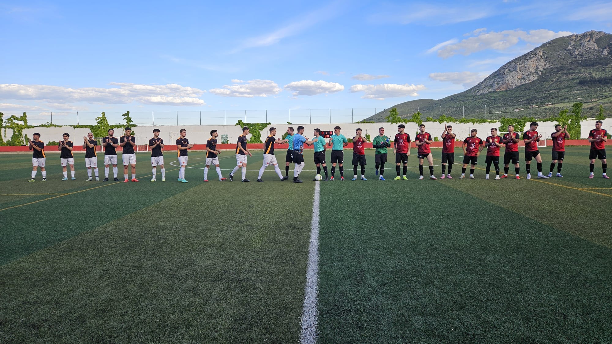 Saludo inicial entre Jódar, Beas y trío arbitral