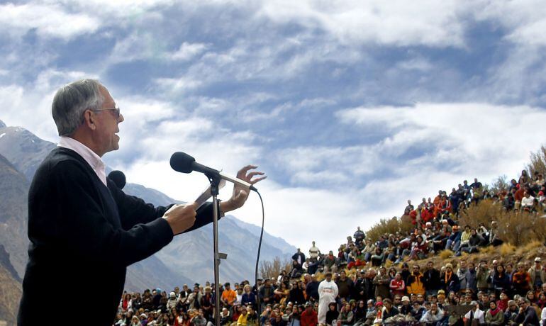 Silo dirigiéndose a sus seguidores en Los Andes