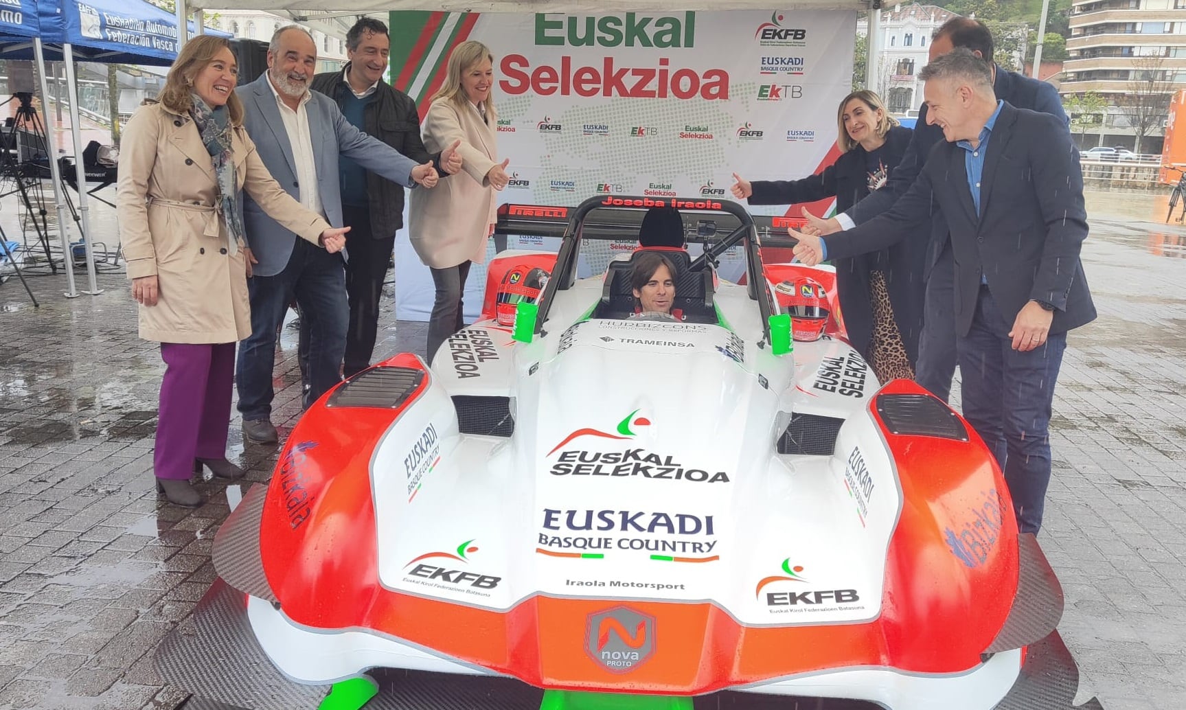 Joseba Iraola, durante la presentación del monoplaza con el que competirá en el Campeonato de Europa en Carreras de Montaña