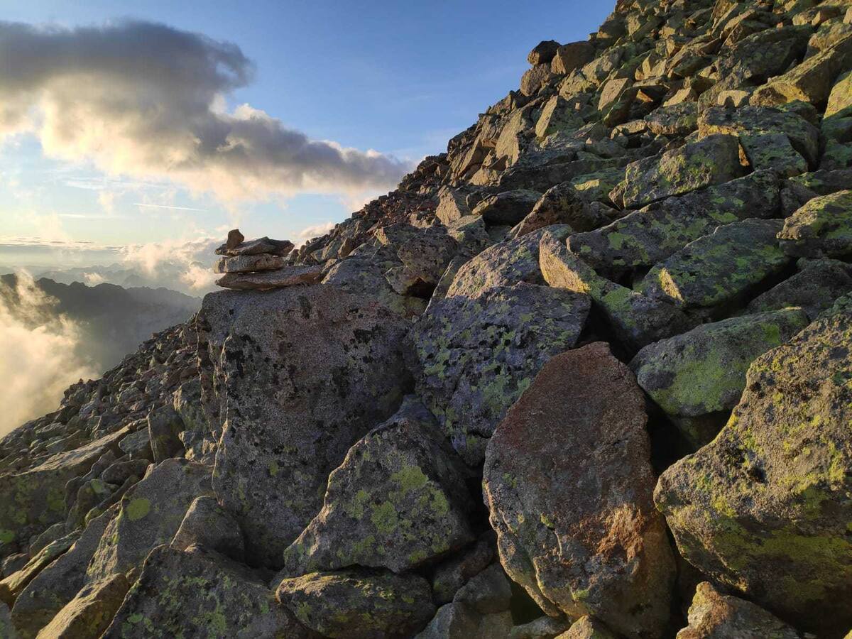 Piolet y camprones y una buena bota, equipo imprescindible para ascender al Aneto