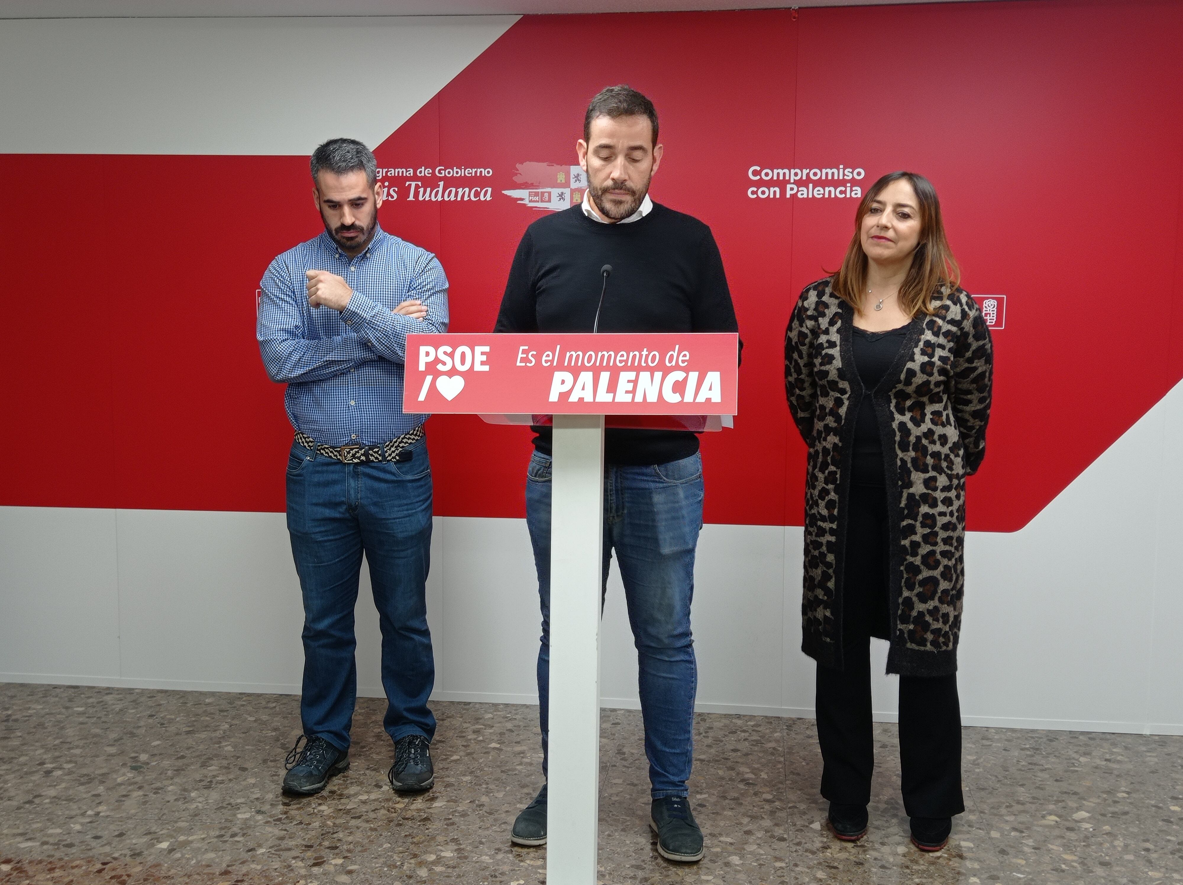 En el centro el portavoz socialista en la Diputación de Palencia, Miguel Ángel Blanco