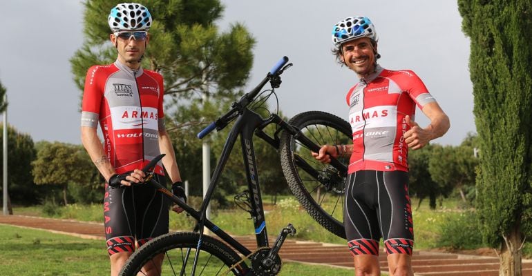 Víctor Manuel Férnandez (i) y Triki Beltrán (d) con una bicicleta de montaña.