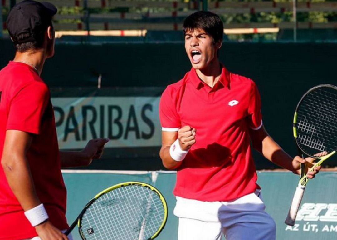 Carlos Alcaraz durante un torneo con España en categoría Júnior