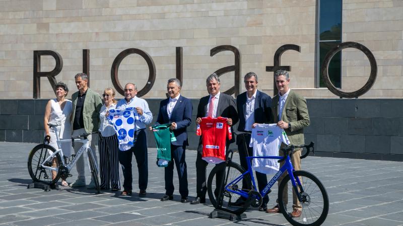 Presentación Vuelta Ciclista a España en La Rioja con el consejero de Deporte, José Luis Pérez Pastor, el director general de Deporte y Juventud, Diego Azcona, los alcaldes de Logroño y Hornos de Moncalvillo, Conrado Escobar y Antonio Mayoral, y el director general de La Vuelta, Javier Guillén