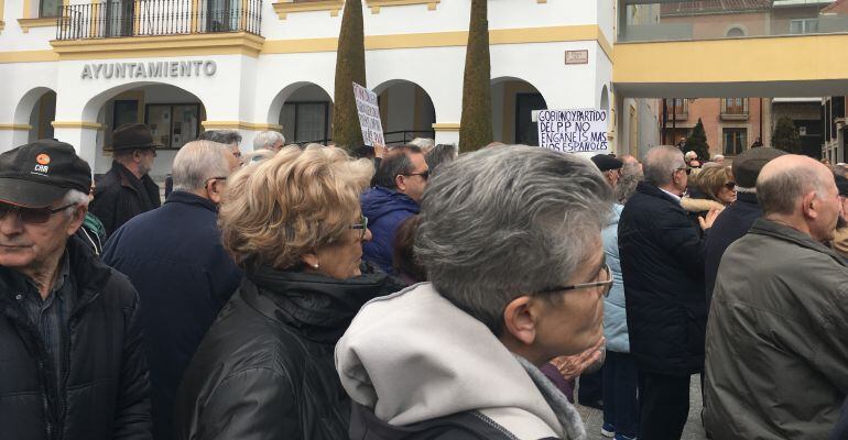 Manifestación de los pensionistas frente al ayuntamiento de Sanse