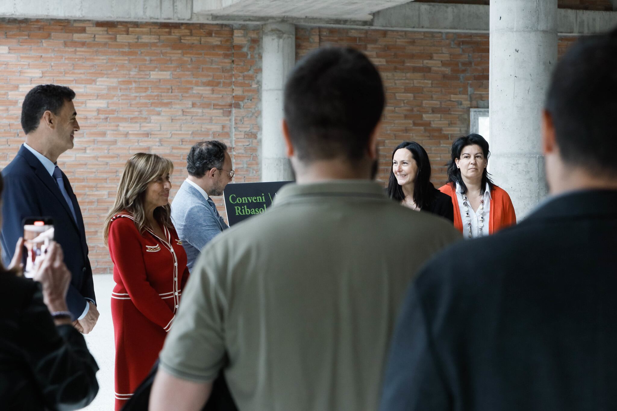 Les autoritats durant la visita a l'edifici Ribasol a Arinsal que es destinarà a pisos de lloguer assequible.