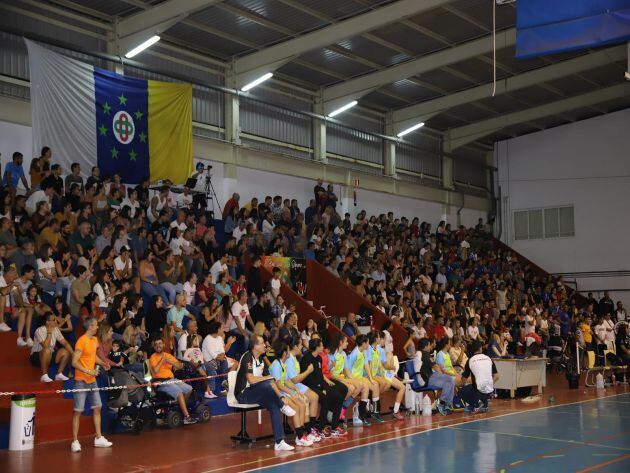 Público asistente a uno de los partidos del Gourmet Ampate San José Obrero de la Primera Nacional de balonmano en Titerroy.