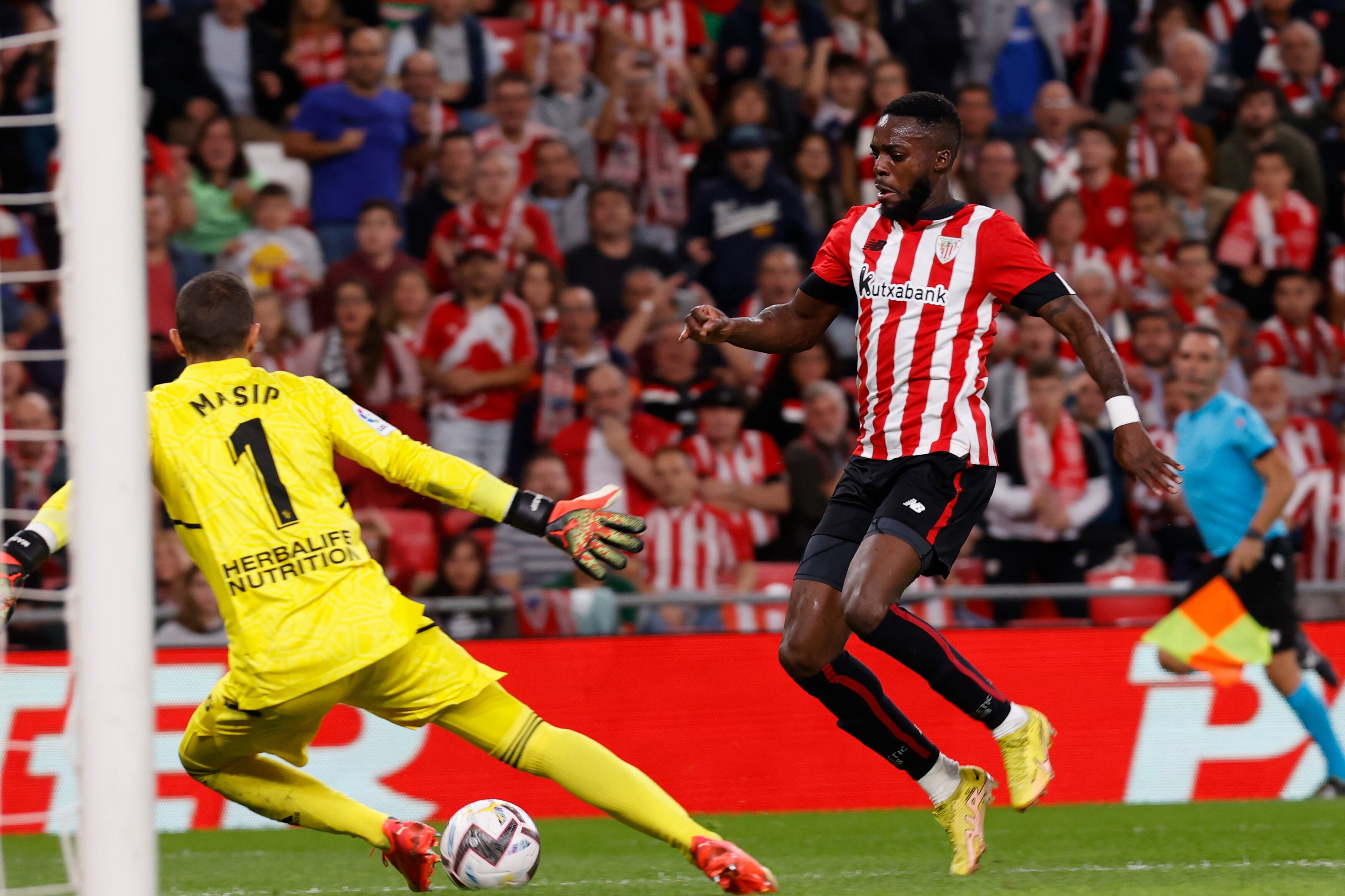 BILBAO, 08/11/2022.- El delantero del Athletic Iñaki Williams (d) trata de superar al portero Jordi Masip, del Valladolid, durante el encuentro de la decimocuarta jornada de la Liga Santander entre el Athletic Club y el Real Valladolid disputado este martes en el estadio de San Mamés, en Bilbao. EFE/Miguel Toña
