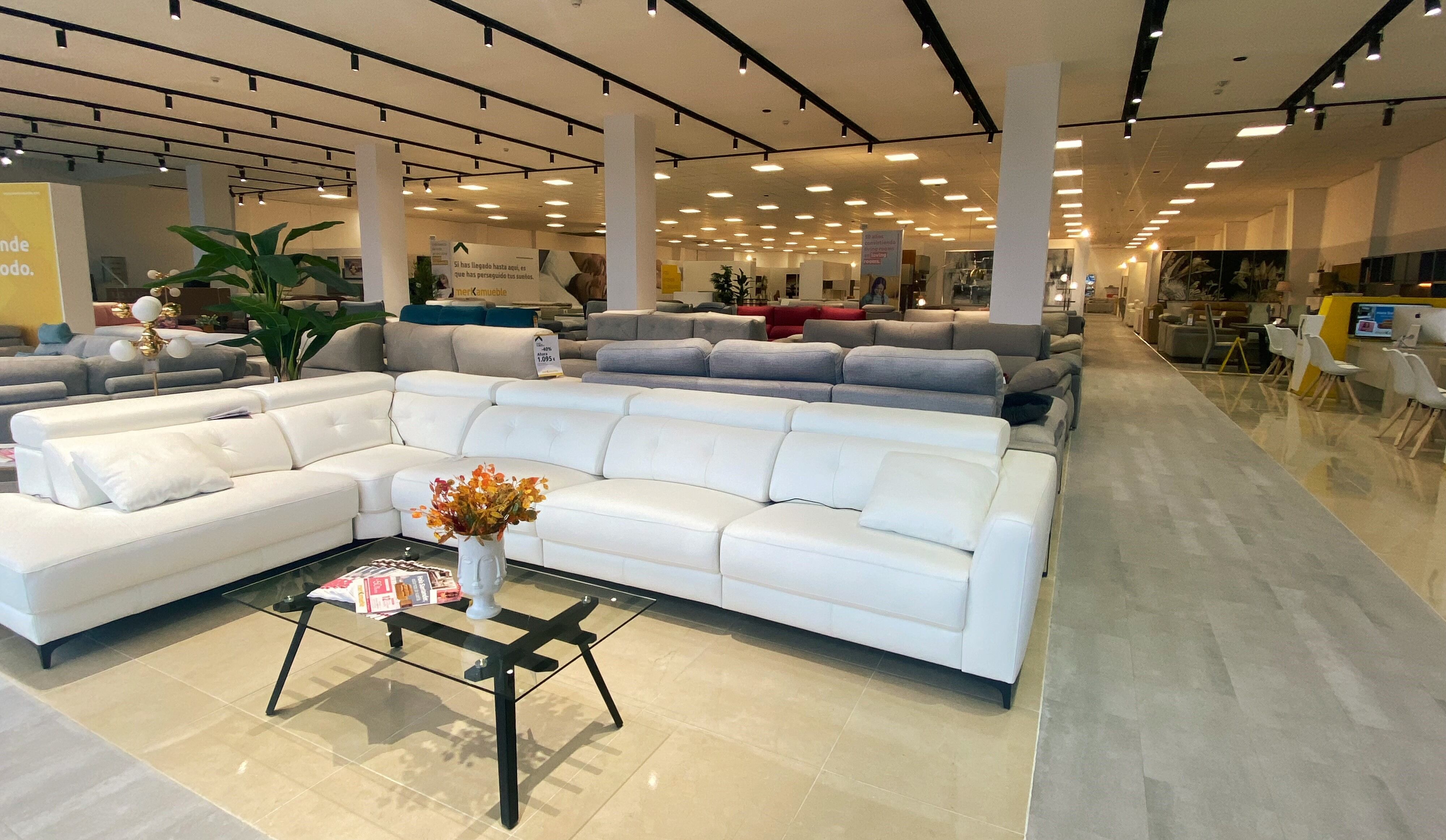 Más de 4.000 metros cuadrados de exposición en la nueva tienda Merkamueble.