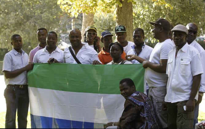 Un grupo de inmigrantes de Sierra Leona en España se han concentrado este sábado en Madrid y han pedido ayuda para sus familiares y compatriotas golpeados por el ébola