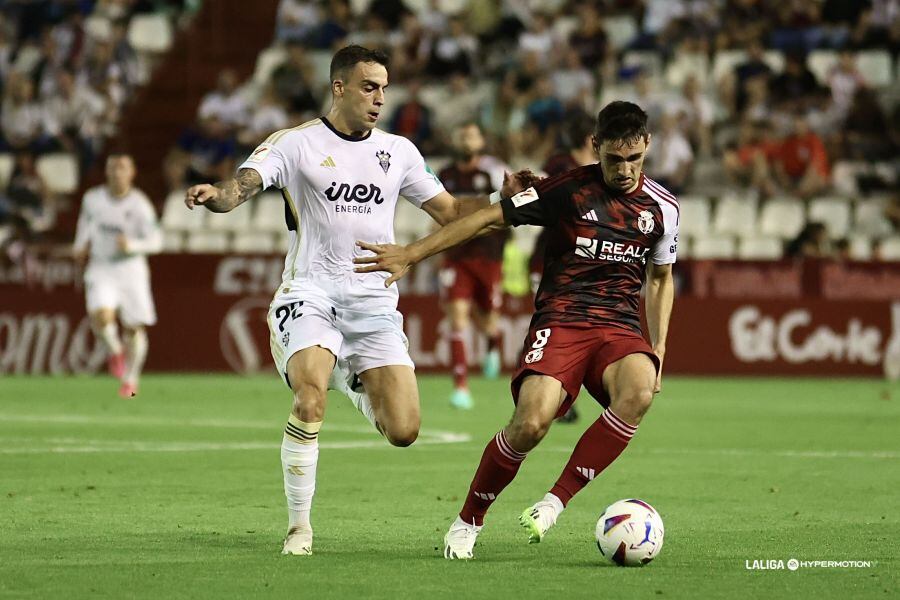 Ander Martín controla el balón ante el acoso de un rival en el partido entre Albacete y el Burgos CF