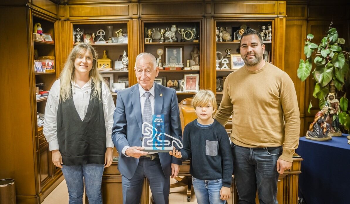 El alcalde de Roquetas ha recibido al joven piloto junto a sus padres.