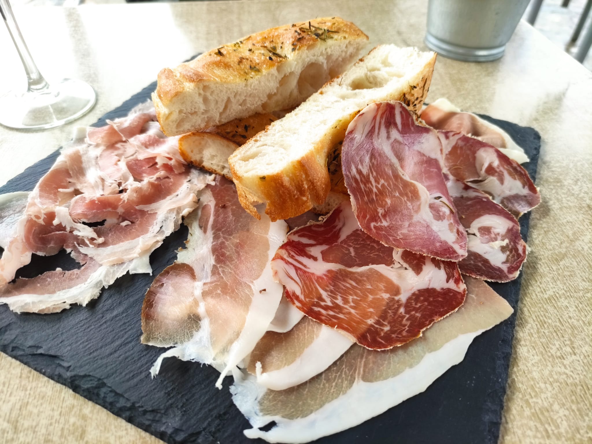 Focaccia con embutido italiano