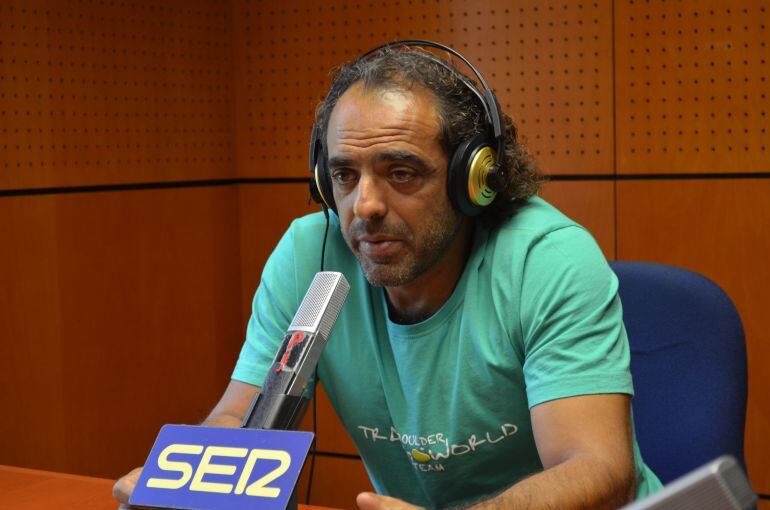 Carlos Pauner en los estudios de Radio Zaragoza, de la Cadena SER. 