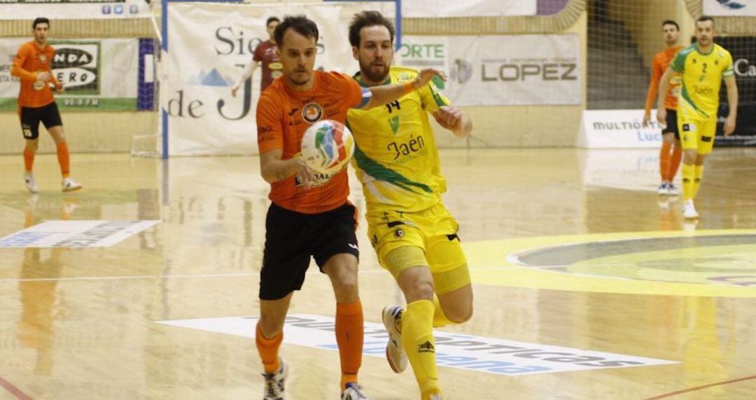 Dos jugadores se disputan el balón en un momento del partido.