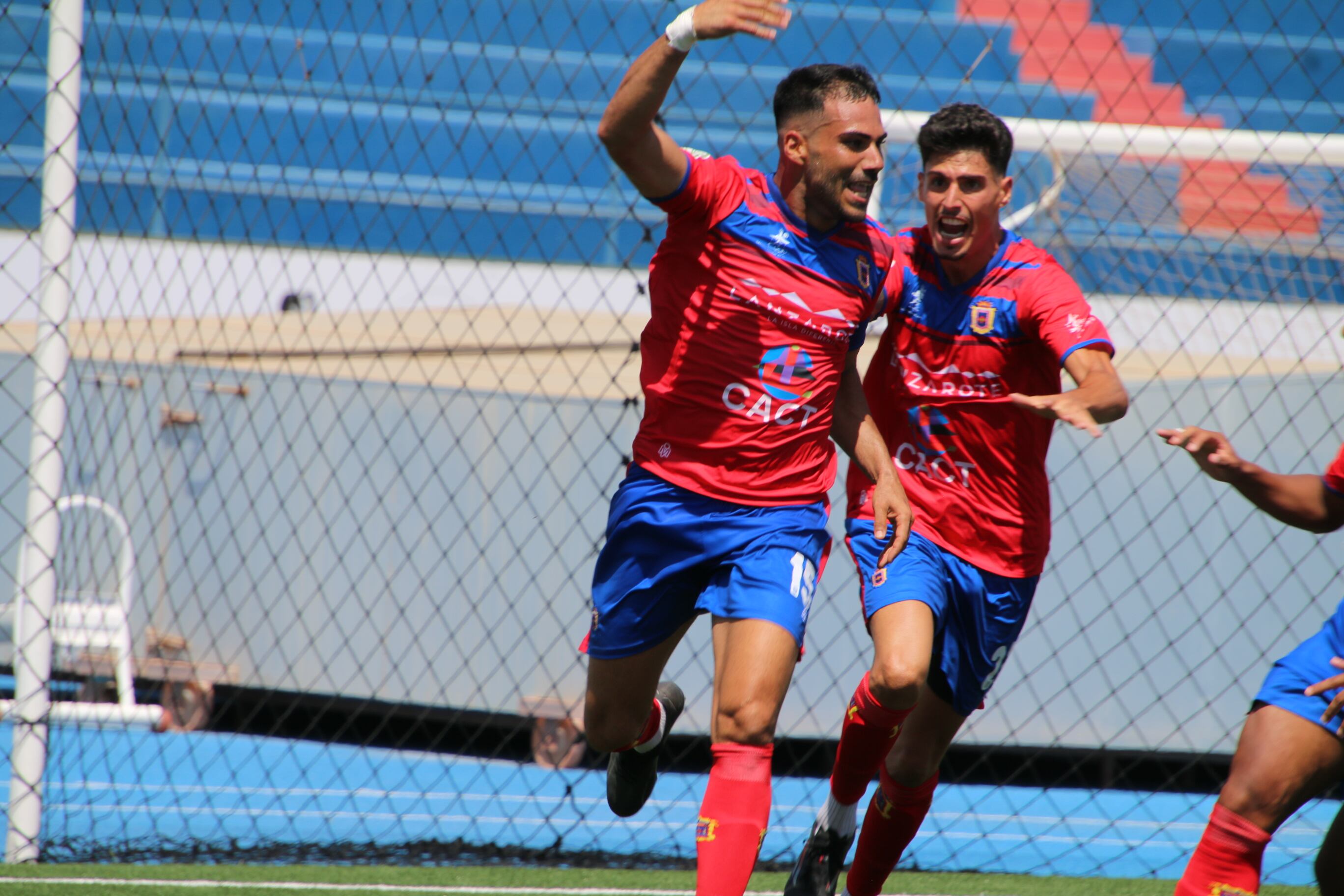 Celebración de un gol de la UD Lanzarote frente al CD Mensajero.