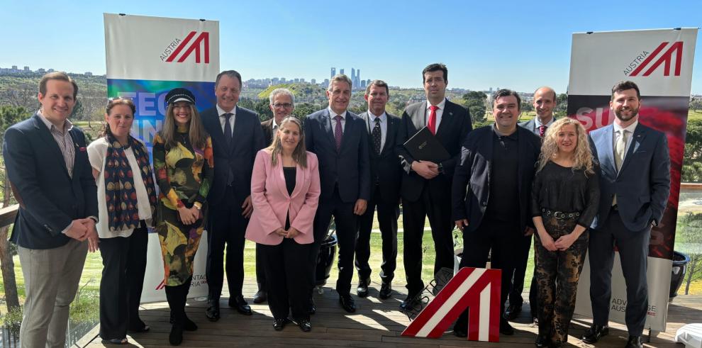 Representantes de la Fundación del Hidrógeno de Aragón recogían el galardón