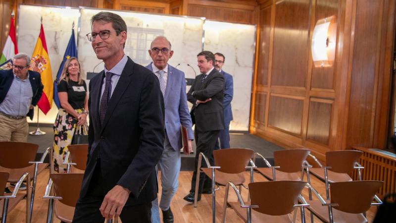 El presidente del Gobierno de La Rioja, Gonzalo Capellán, y el rector de la Universidad de La Rioja, Juan Carlos Ayala, han detallado el acuerdo para  mejorar el equipamiento y material científico-tecnológico en el campus.