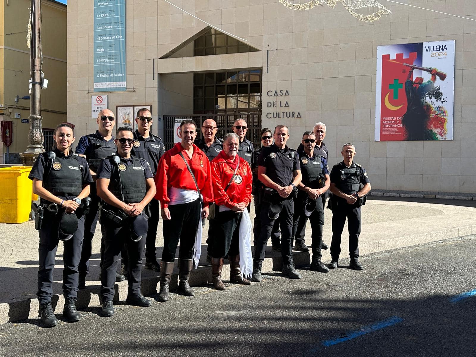 Alcalde y concejal con agentes de la policía local