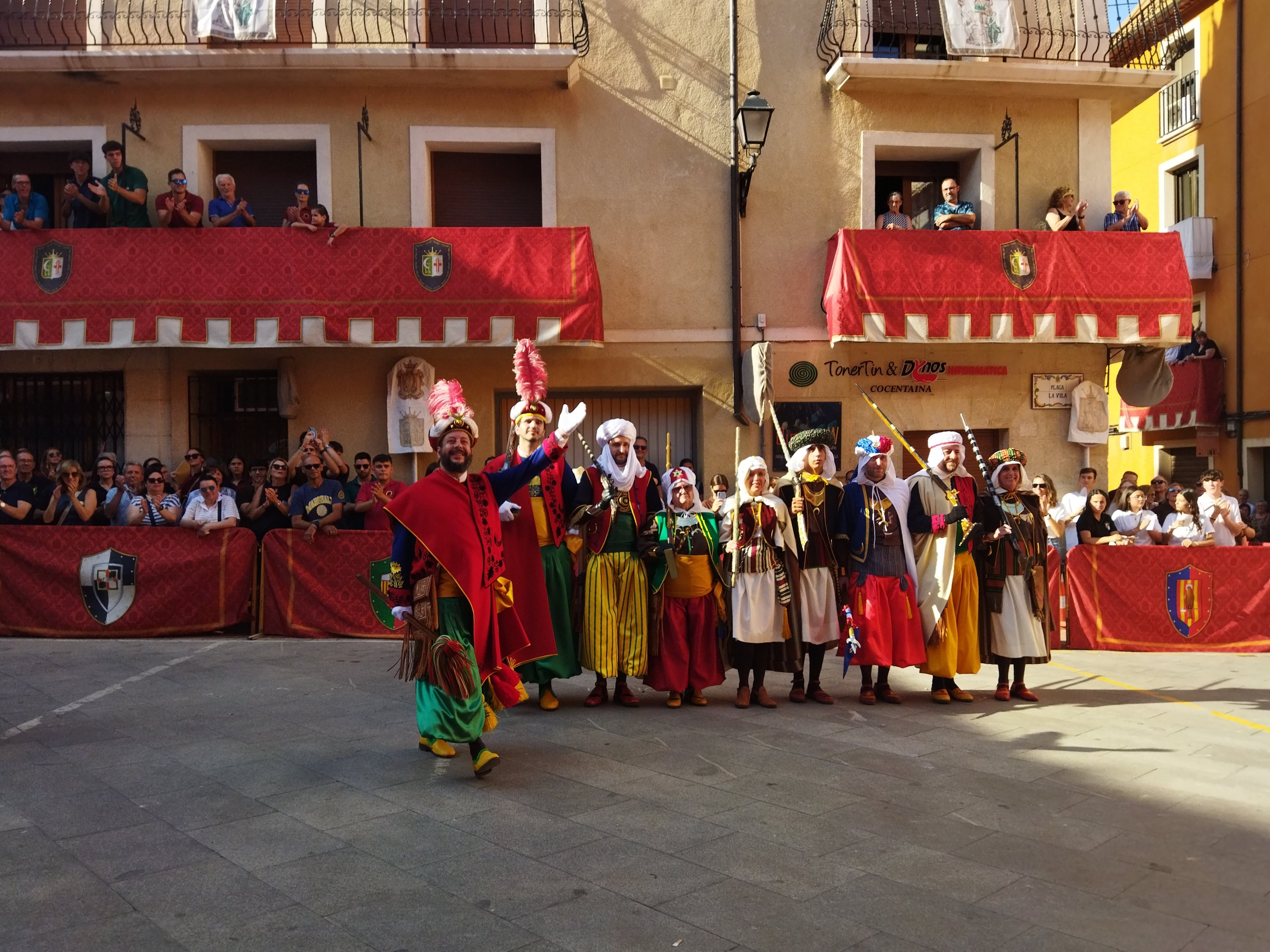 Los publicadores del bando moro dirigidos por Ignasi Belda (Manta Roja) en la plaza de la Vila.