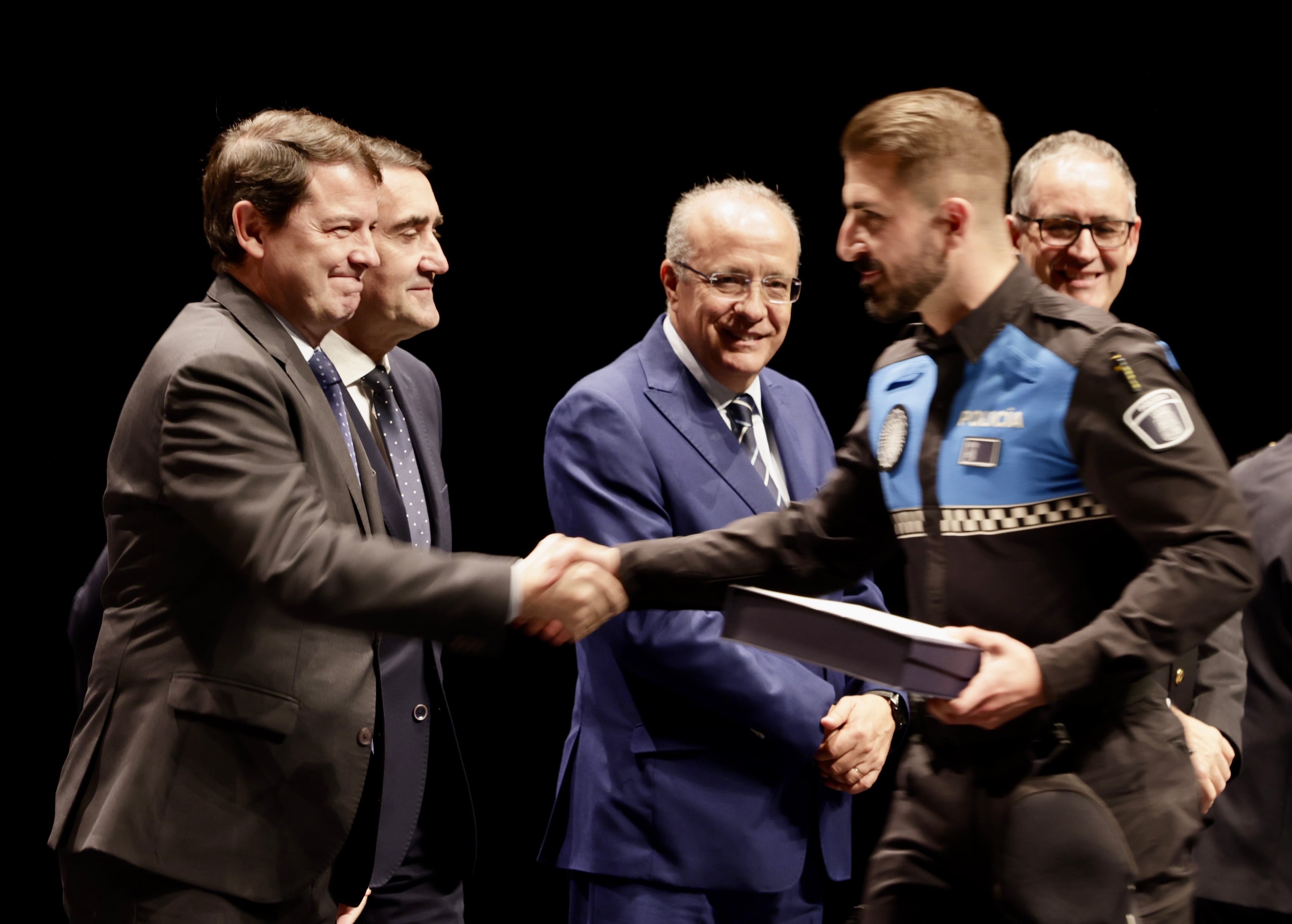 El presidente de la Junta de Castilla y León, Alfonso Fernández Mañueco, clausura la XX Gala de entrega de Medallas al Mérito de la Policía Local de Castilla y León 2024. Una vez finalizada la entrega de condecoraciones, a partir de las 19.30 horas, tiene lugar la intervención del presidente de la Junta para clausurar el acto.