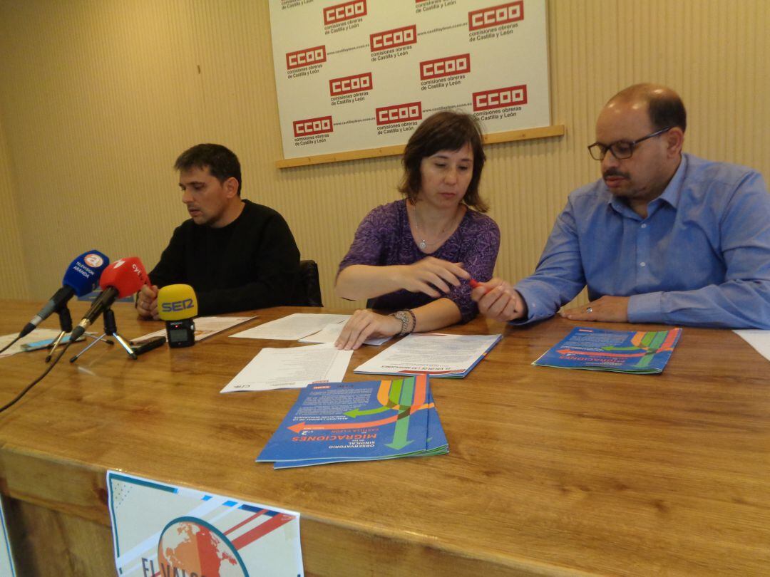 Cristina de la Torre con Mohamed Chograni y Jorge Melero (zqda), secretario comarcal de CCOO