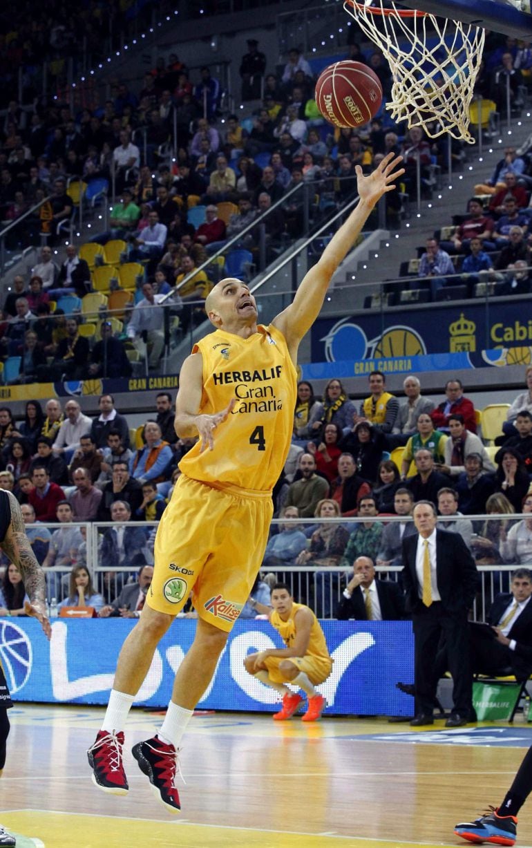 GRA164. LAS PALMAS DE GRAN CANARIA, 22/03/2015.- El base del Herbalife Gran Canaria Albert Oliver lanza a canasta en el partido de la liga ACB ante La Bruixa D'or, disputado hoy en el Gran Canaria Arenja, en Las Palmas de Gran Canaria. EFE/Elvira Urquijo A.