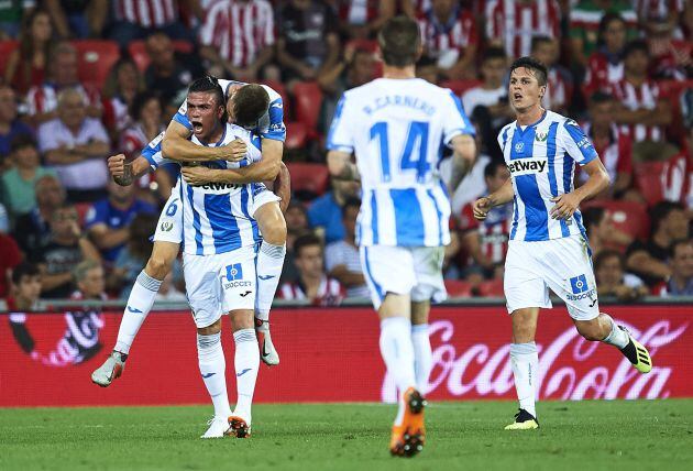 Jonathan Silva del CD Leganés celebra el gol del empate en San Mamés en su primer partido de LaLiga