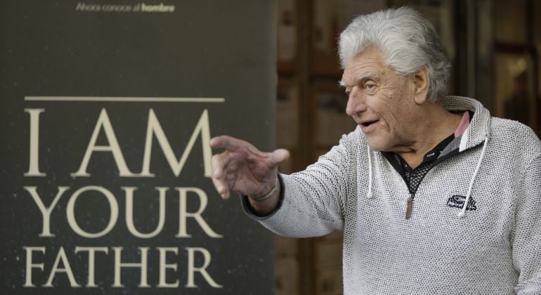 El actor británico David Prowse presente en el estreno del documental &#039;I am your father&#039;, rememorando una escena de &quot;El imperio contraataca&quot;.