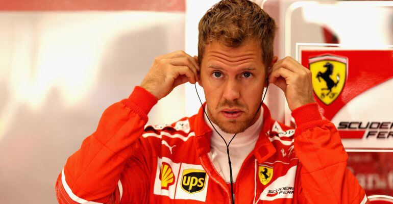 Sebastian Vettel se prepara durante un Gran Premio de Fórmula 1