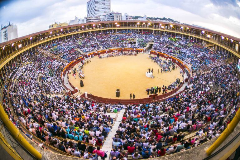 Momento de la lección musical en la Plaza de Toros de Alicante 