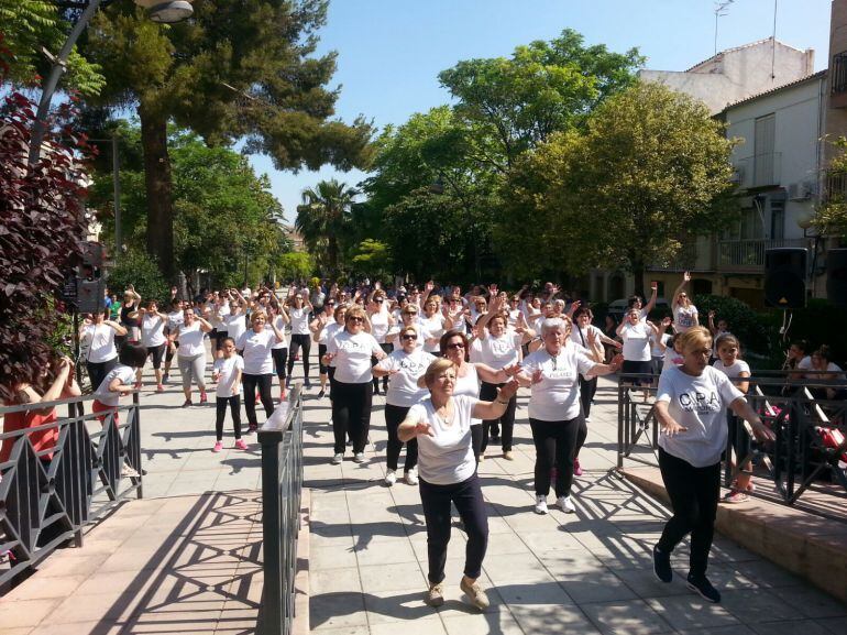 Mujeres participantes en la I Jornadas Mujer y Deporte en Jódar. Una de las actividades de las VI Jornadas de la Salud de Jódar convocadas por el Centro de Salud &quot;Ricardo Fernández Valadés&quot;