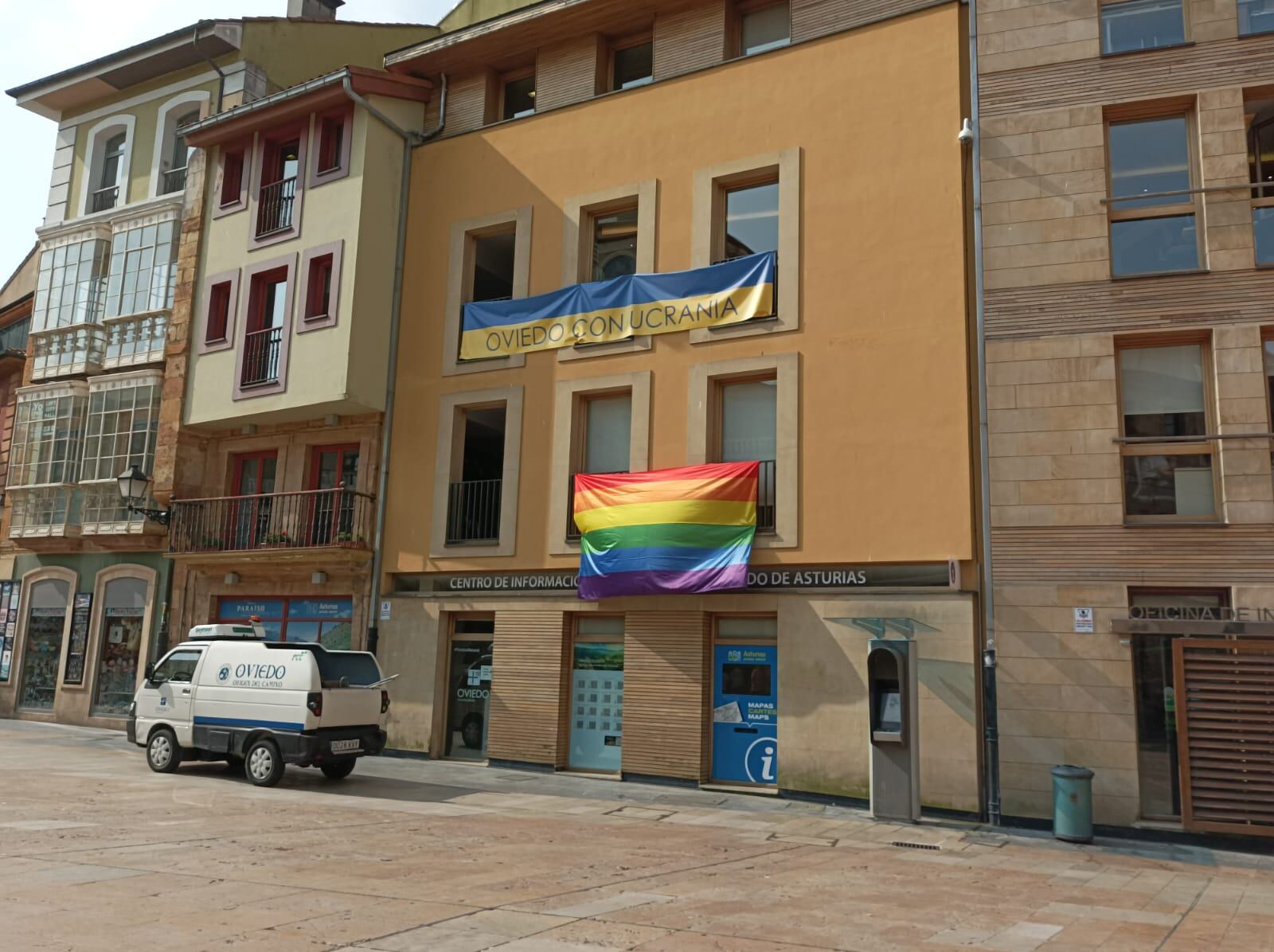 La bandera arco iris se ha colocado en la fachada de la oficina de turismo, evitando así que luzca junto a las banderas oficiales en la fachada de la casa consistorial.