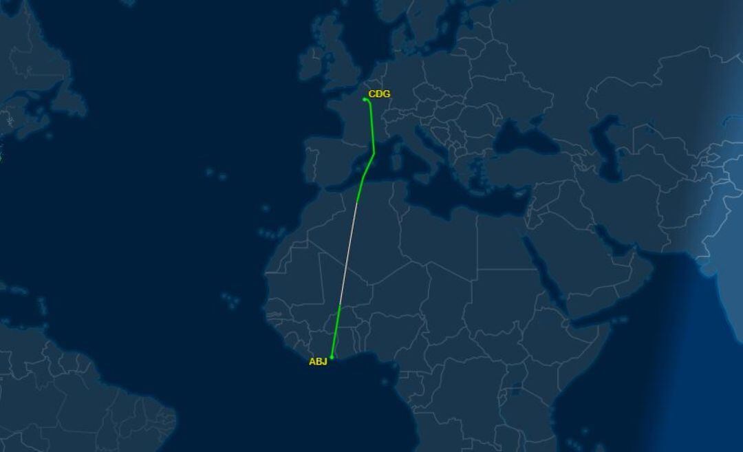 El avión salió de la capital de Costa de Marfil y aterrizó en París.