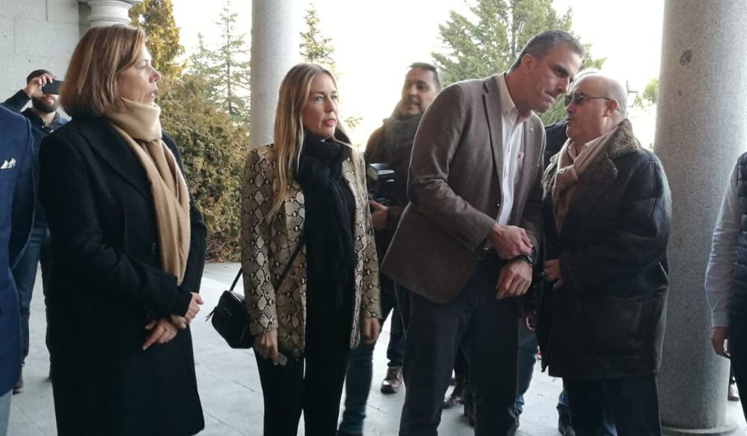 Esther Núñez (i) junto al secretario general Javier Ortega Smith y el anterior responsble de Vox en Segovia Nazario Merino