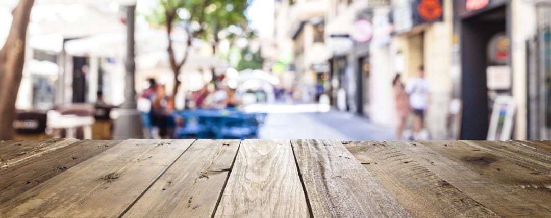 Mesa de un local de hostelería en una calle