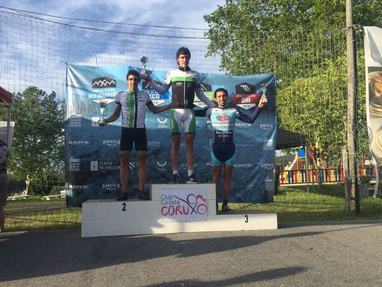 Saúl López, del club ciclista de Maceda, en el podio como campeón